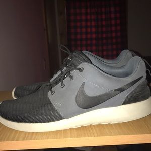 Nike roche run running shoe men’s 9
